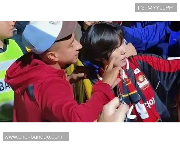 上海球迷酒店守候林加德成功获得全套签名留念