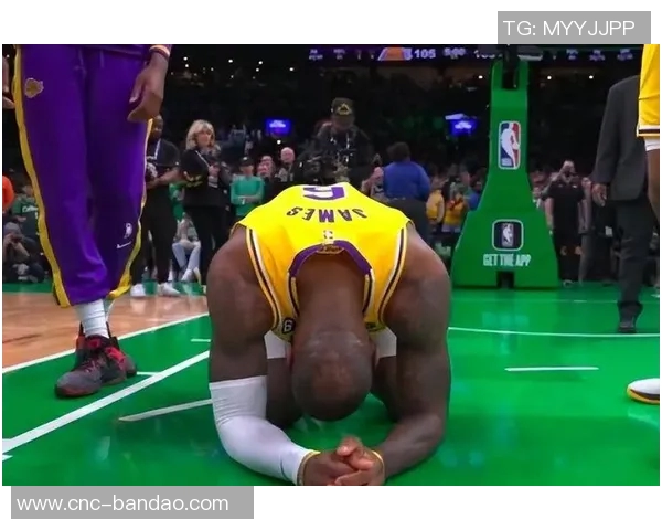 詹姆斯采访时仅用毛巾遮身引发热议网友呼吁他穿内裤以免尴尬