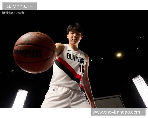杨瀚森训练中展现神奇三分球网友称其进步显著不应被忽视