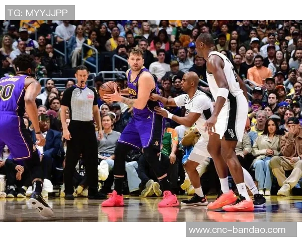 东契奇与里夫斯现场观战布朗尼G联盟比赛展现篮球热情与友谊